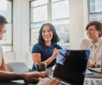 <i>La IA generativa está modificando los puestos de nivel inicial al automatizar tareas repetitivas que sirvieron como espacios de aprendizaje para los profesionales que posteriormente ocuparon posiciones de mayor responsabilidad. Foto de iStock</i>