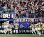 Jugadores y aficionados de Estados Unidos celebran su tercer gol durante el partido de la fase de grupos de la Copa Mundial de la FIFA 2026 entre Estados Unidos y Paraguay, en Los Ángeles, California, Estados Unidos, el 12 de junio de 2026. EFE/EPA/CHRIS TORRES