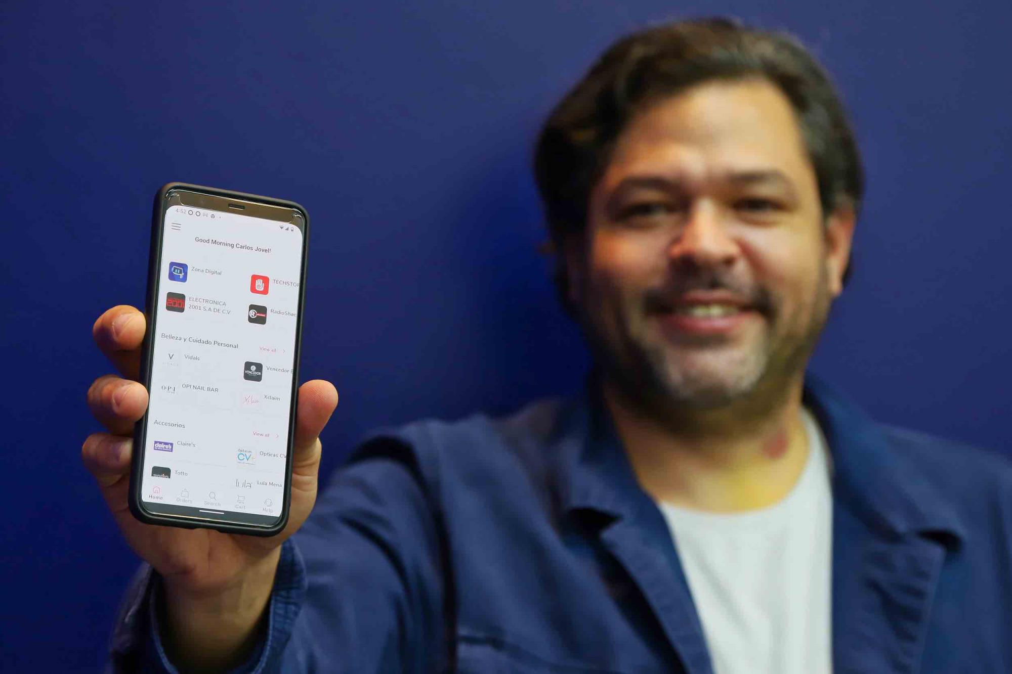 Entrevista al salvadoreño, Carlos Jovel, desarrollador de plataformas digitales de consumo (APP), muestra el home de Luuk App, en San Salvador, El Salvador. Revista Estrategia &amp; Negocios/ Salvador Melendez