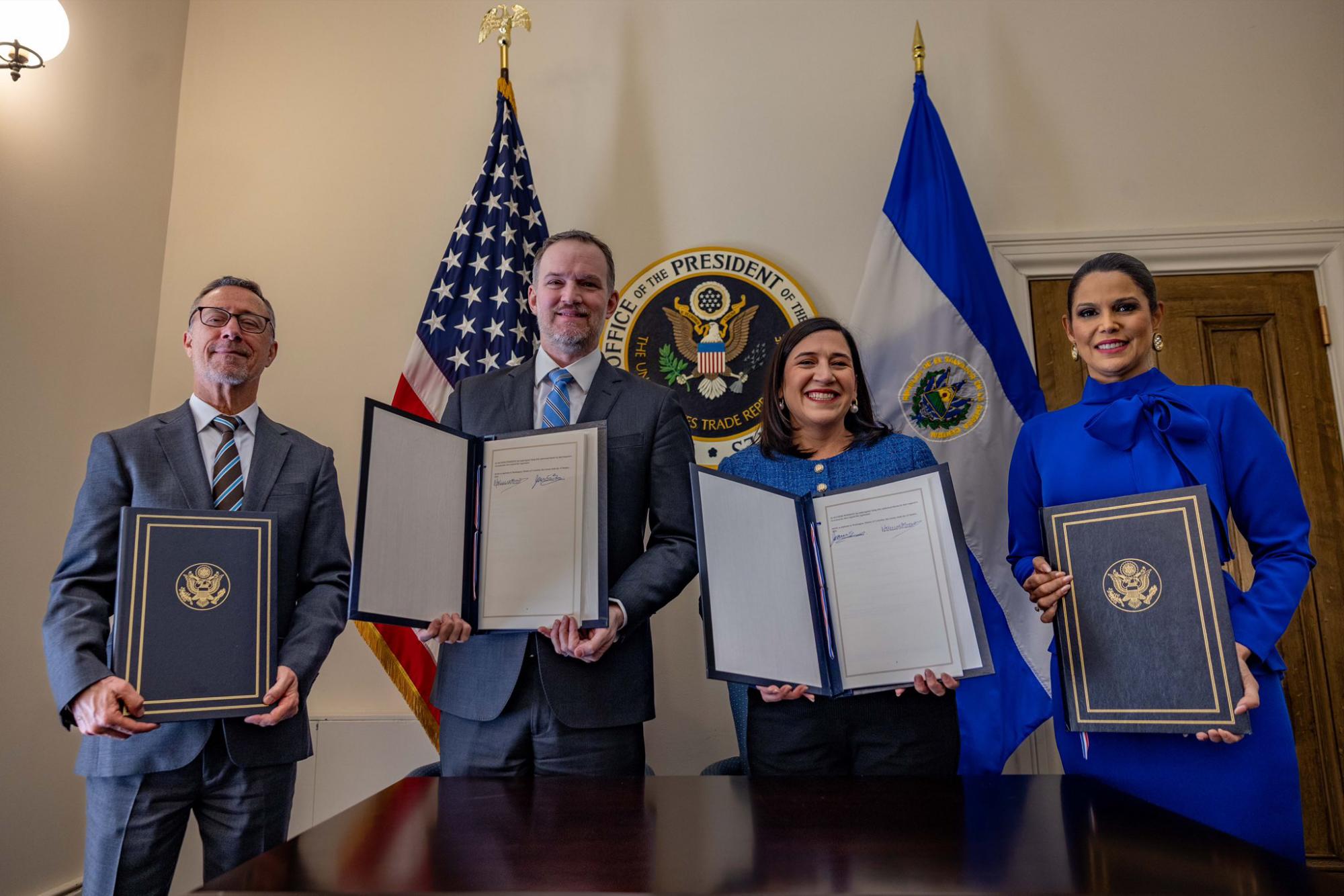 <i>Los Gobiernos de Estados Unidos y El Salvador firmaron el primer acuerdo de comercio reciproco en el Hemisferio Occidental que, entre otros puntos, supone la eliminación de aranceles. Foto de cortesía</i>