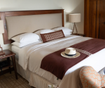 <i>Ubicado en la serena orilla del Lago Petén Itzá, Hotel Bolontiku ofrece una experiencia en un entorno donde la historia y la modernidad convergen.</i>