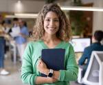 <i>De acuerdo con ManpowerGroup, la ropa también comunica y puede reflejar cuánto investigó un candidato sobre la organización, qué tanto comprende su cultura y si logró interpretar las expectativas del entorno en el que busca trabajar. Foto de iStock</i>