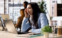 <i>Hablar de salud mental y acompañar a quienes enfrentan mayores niveles de agotamiento puede convertirse en parte de una cultura laboral orientada al bienestar. Foto de iStock</i>