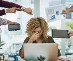 Un análisis de Microsoft revela que la jornada laboral ya no tiene un inicio ni un cierre definido, sino que se prolonga en forma de un flujo constante de correos, reuniones y notificaciones. Foto de iStock