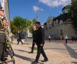 El presidente de Honduras, Nasry 'Tito' Asfura, llegó este viernes a Ucrania, en su primera visita a este país y rindió en Kiev con su homólogo ucraniano, Volodímir Zelenski, homenaje a los soldados caídos en la guerra con Rusia, que se encuentra en su quinto año. FOTO EFE
