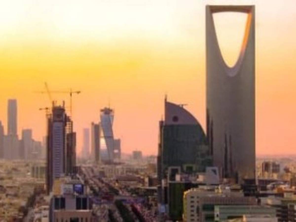 El petróleo cae con fuerza: Arabia Saudita aboga por un recorte 'modesto' de la producción