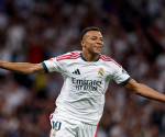 <i>Kylian Mbappé, delantero del Real Madrid y autor de un doblete en la victoria por 4-1 contra el Sevilla, se acercó a tres goles del liderato de la tabla de anotadores de Raphinha, atacante del Barcelona. Foto de cortesía</i>