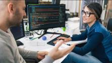 <i>Solo el 34 % de las mujeres usa estas herramientas diariamente, frente al 43 % de los hombres; y apenas el 41 % considera que mejoran su productividad. Foto de iStock</i>