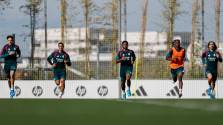 <i>La plantilla acabó esta sesión preparatoria con finalización en porterías, una parte táctica y partidos en un campo de dimensiones reducidas, según informa el club. Foto de cortesía</i>