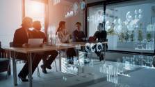 <i>La inteligencia artificial (IA) empresarial está evolucionando de sistemas diseñados principalmente para generar respuestas hacia tecnologías capaces de recomendar, coordinar decisiones y ejecutar acciones dentro de procesos de negocio. metamorworks / Getty Images</i>