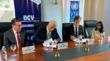 <i>El acuerdo fue firmado en Tegucigalpa por el gerente general de la BCV, Edgar Gutiérrez, y el representante residente del PNUD en Honduras, Alessandro Fracassetti. Foto de cortesía</i>