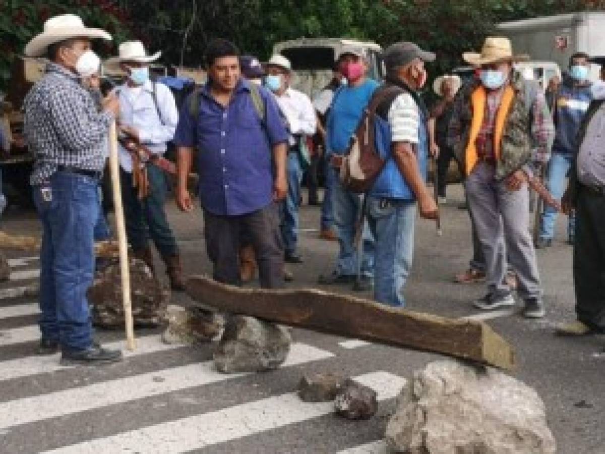 Exmilitares bloquean fronteras y calles en Guatemala para exigir indemnización