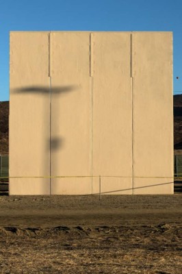 Los prototipos del muro de Trump ya se levantan en el desierto