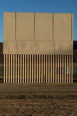 Los prototipos del muro de Trump ya se levantan en el desierto