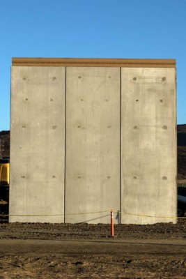 Los prototipos del muro de Trump ya se levantan en el desierto
