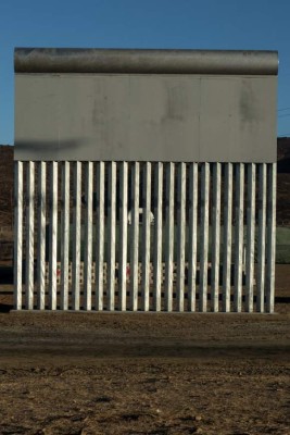 Los prototipos del muro de Trump ya se levantan en el desierto