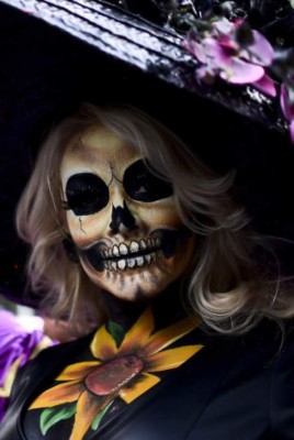 México: Calaveras desfilan previo al Día de Muertos