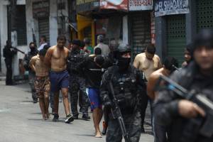 <i>Integrantes de la Policía de Río de Janeiro trasladan a un grupo de personas durante un operativo este martes, en Río de Janeiro (Brasil). EFE/ Antonio Lacerda</i>
