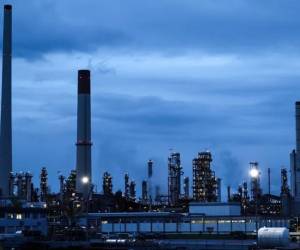 Petróleo en baja y diplomacia en alza: mercados descuentan un acuerdo forzado con Irán