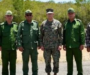 Fotografía difundida en la cuenta del Comando Sur de EE.UU. de su comandante, general, Francis L. Donovan (c), posando con el jefe del Estado Mayor General de Cuba, general Roberto Legrá Sotolongo (2-i), y otros militares cubanos, en la base naval en la bahía de Guantánamo (Cuba). EFE/ @Southcom