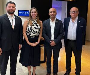 <i>José Carlos Martínez, agregado comercial de la Embajada de Guatemala en Colombia; Ana María López, secretaria de turismo y entretenimiento de Medellín; Jorge Jiménez, vicepresidente comercial y de planificación de Wingo y Óscar Villagrán, embajador de Guatemala en Colombia. (Foto: Cortesia)</i>