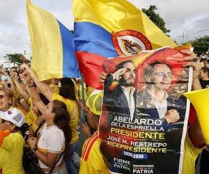 Aunque el resultado deberá quedar firme con el escrutinio oficial, el preconteo dejó una tendencia favorable para la dupla De la Espriella-Restrepo. (Foto: EFE)