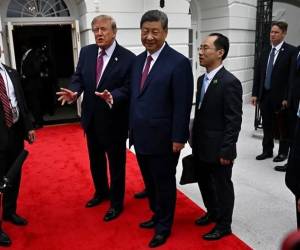 <i>El presidente de Estados Unidos, Donald Trump (c-i), hablando con la prensa junto al presidente de China, Xi Jinping (c-d), tras su reunión este jueves en la Casa Blanca, en Washington (EE.UU.). EFE/EPA/ Annabelle Gordon</i>