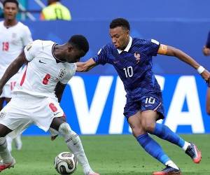 Francia dejó pasar un primer tiempo sin reacción. Aunque despertó su potencia en el segundo tiempo, no logró detener a una Inglaterra certera, que no cedió espacios. (Foto: EFE)