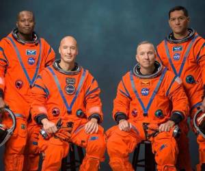 Fotografía cedida por la NASA de los integrantes de la tripulación de la misión Artemis III, de izquierda a derecha, Andre Douglas, Luca Parmitano, Randy Bresnik, y Frank Rubio. EFE/Bill Stafford/NASA