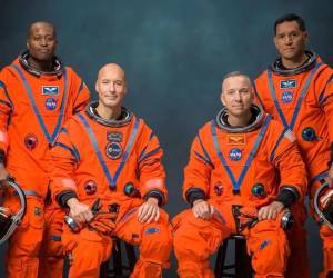 Fotografía cedida por la NASA de los integrantes de la tripulación de la misión Artemis III, de izquierda a derecha, Andre Douglas, Luca Parmitano, Randy Bresnik, y Frank Rubio. EFE/Bill Stafford/NASA