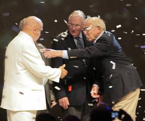 <i>El cosmonauta ruso Alexei Leonov (i), primer hombre en hacer un paseo espacial en marzo de 1968; Neil Armstrong (c), primer hombre en pisar la Luna, en 1969, y Jim Lovell, comandante del Apolo XIII. EFE/Cristóbal García</i>