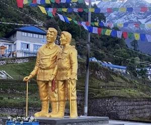 Inauguran las estatuas de los primeros montañistas en escalar el Everest