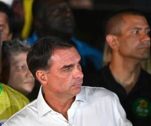 Flávio Bolsonaro se dio ahora a la tarea de aglutinar a la oposición que cuenta <b>121 diputados federales, 29 senadores y seis gobernadores: una base relevante para condicionar la agenda del Ejecutivo. (Foto: EFE)</b>