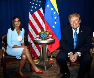 <i>Fotografía difundida en la cuenta oficial de Telegram Prensa Presidencial de Venezuela en la que muestra a la presidenta interina de Venezuela, Delcy Rodríguez (i), posa junto al presidente de Estados Unidos, Donald Trump, este martes, en Nueva York (Estados Unidos). EFE/ Prensa Presidencial de Venezuela</i>
