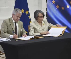 <i>El acuerdo, denominado 'Alianzas con el sector privado UE-Honduras para inversiones sostenibles', fue firmado por la canciller hondureña, Mireya Agüero, y el embajador de la UE en Tegucigalpa, Gonzalo Fournier. Foto de cortesía</i>