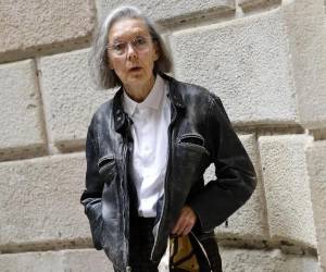 <i>La canadiense Anne Carson ha ganado el Premio Nobel de Literatura 2026 por su obra audaz e inventiva que, en diálogo lúdico con la tradición clásica, ha creado nuevas formas para la literatura contemporánea, anunció la Academia Sueca. EFE/Toni Albir</i>