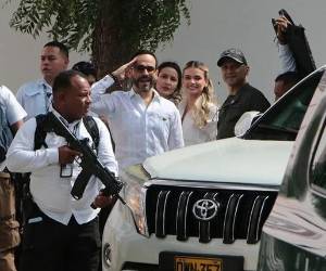 No se puede hacer empalme con un gobierno que desconoce el triunfo del gobierno entrante. Petro, su heredero (Cepeda) y quienes los están secundando en este despropósito no son demócratas, de la que se salvó Colombia», afirmó De la Espriella.