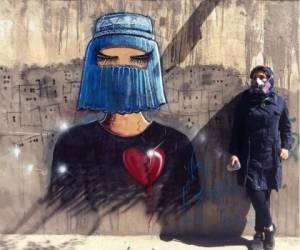 Shamsia Hassani es considerada como la primera grafitera afgana, utiliza sus pinturas para dar color a un país agotado por las guerras y el terrorismo