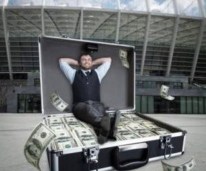 A partir de un nivel de renta determinado, pongamos US$15.000 dólares, la felicidad no aumenta significativamente por mucho que lo hagan los ingresos.
