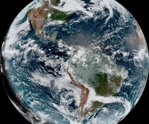 <i>Fotografía satelital cedida por la Oficina Nacional de Administración Oceánica y Atmosférica (NOAA) a través del Centro Nacional de Huracanes (NHC) estadounidense donde se muestra una vista general al Océano Atlántico. EFE/NOAA-NHC</i>