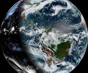 Fotografía satelital cedida por la Oficina Nacional de Administración Oceánica y Atmosférica (NOAA) a través del Centro Nacional de Huracanes (NHC) estadounidense que muestra el estado del clima en el Atlántico y parte del pacífico. EFE/ NOAA-NHC /SOLO USO EDITORIAL/ NO VENTAS/ SOLO DISPONIBLE PARA ILUSTRAR LA NOTICIA QUE ACOMPAÑA (CRÉDITO OBLIGATORIO)