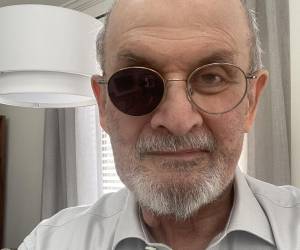 Escritor Salman Rushdie testificará en el juicio contra su agresor
