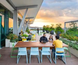 <i>Según el Global Workplace Survey 2026 de Gensler, los empleados pasan más de la mitad de su jornada laboral en la oficina, lo que convierte la calidad de ese entorno en un factor directo de bienestar diario. (Foto: Cortesía)</i>