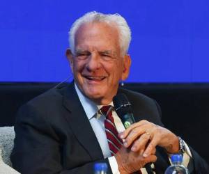<i>El panameño Stanley Motta, considerado uno de los empresarios más ricos de Centroamérica, habla durante un encuentro de la calificadora de riesgo Moody's, este martes en Ciudad de Panamá (Panamá). EFE/ Carlos Lemos</i>