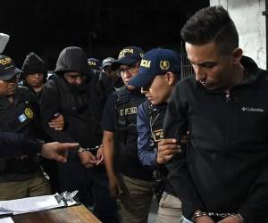 <i>Agentes de la Policía Nacional Civil (PNC) son capturados el 23 de octubre de 2026 luego de ser acusados de colocar un arma de fuego a los hermanos Choc Toz para vincularlos en el asesinato del abogado Juan Francisco Solórzano Foppa. (Foto: EFE/ Alex Cruz)</i>