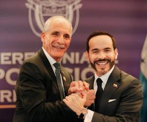 <i>Presidente de Honduras, Nasry Asfura, saluda al presidente de Colombia, Abelardo De la Espriella, el día de su asunción, en la ciudad de Cali. (Foto: presidencia de Honduras) </i>