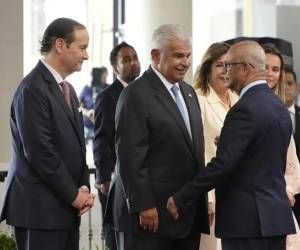 <i>El presidente de Panamá, José Raúl Mulino (c), saluda al secretario general de la Organización de los Estados Americanos (OEA), Albert Ramdin (d), a su llegada a los actos conmemorativos del Bicentenario del Congreso Anfictiónico este lunes, en Ciudad de Panamá (Panamá). EFE/ Aris Mariota</i>