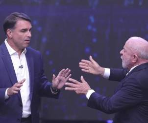 <i><b>En la primera vuelta, Flávio superó a Lula por dos puntos, 47% a 45%. Este viernes se concretará el segundo y decisivo debate. El domingo, el país más grande de Suramérica definirá si decide su giro a la derecha. (Foto: EFE)</b></i>