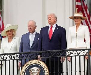 La reina Camila, el rey de Reino Unido, Carlos III, el presidente estadounidense, Donald Trump, y la primera dama de EE.UU., Melania Trump, durante un acto en la Casa Blanca, este 28 de enero de 2026. (EFE/Yuri Gripas/Pool)