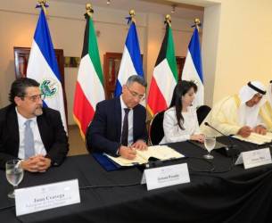 <i>El acuerdo fue suscrito por el ministro de Hacienda, Jerson Posada, y el director general interino del Fondo Kuwaití, Rashaid Al-Bader. (Foto: Cortesía Gobierno El Salvador)</i>